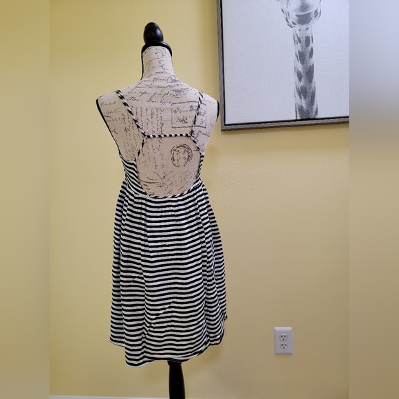 Rip Curl dress, black and white stripes, size 8 - Picture 2 of 9